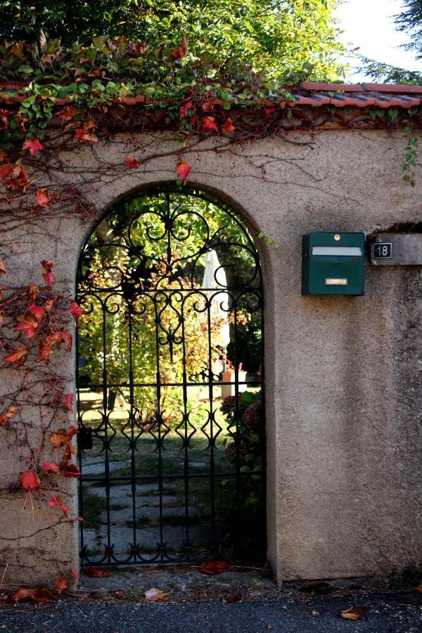 Au Relais De Neche. Bed and Breakfast Begues Buitenkant foto